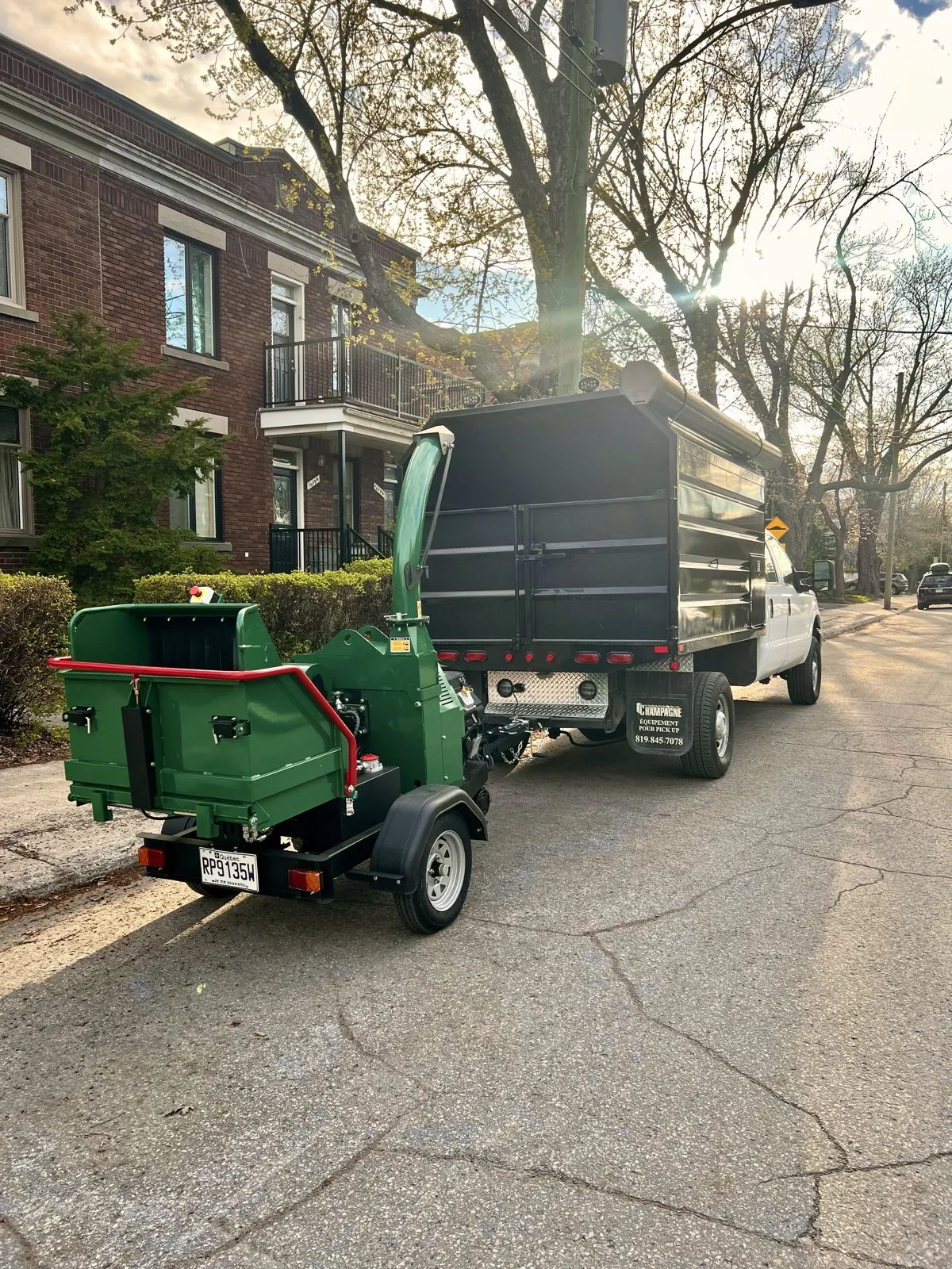Camion et déchiqueteuse Élagage Arbec sur un chantier urbain