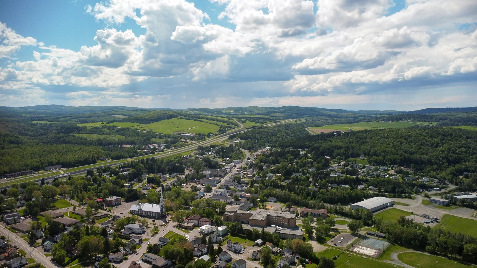 Vue aérienne d'un village québécois — territoire desservi par Élagage Arbec